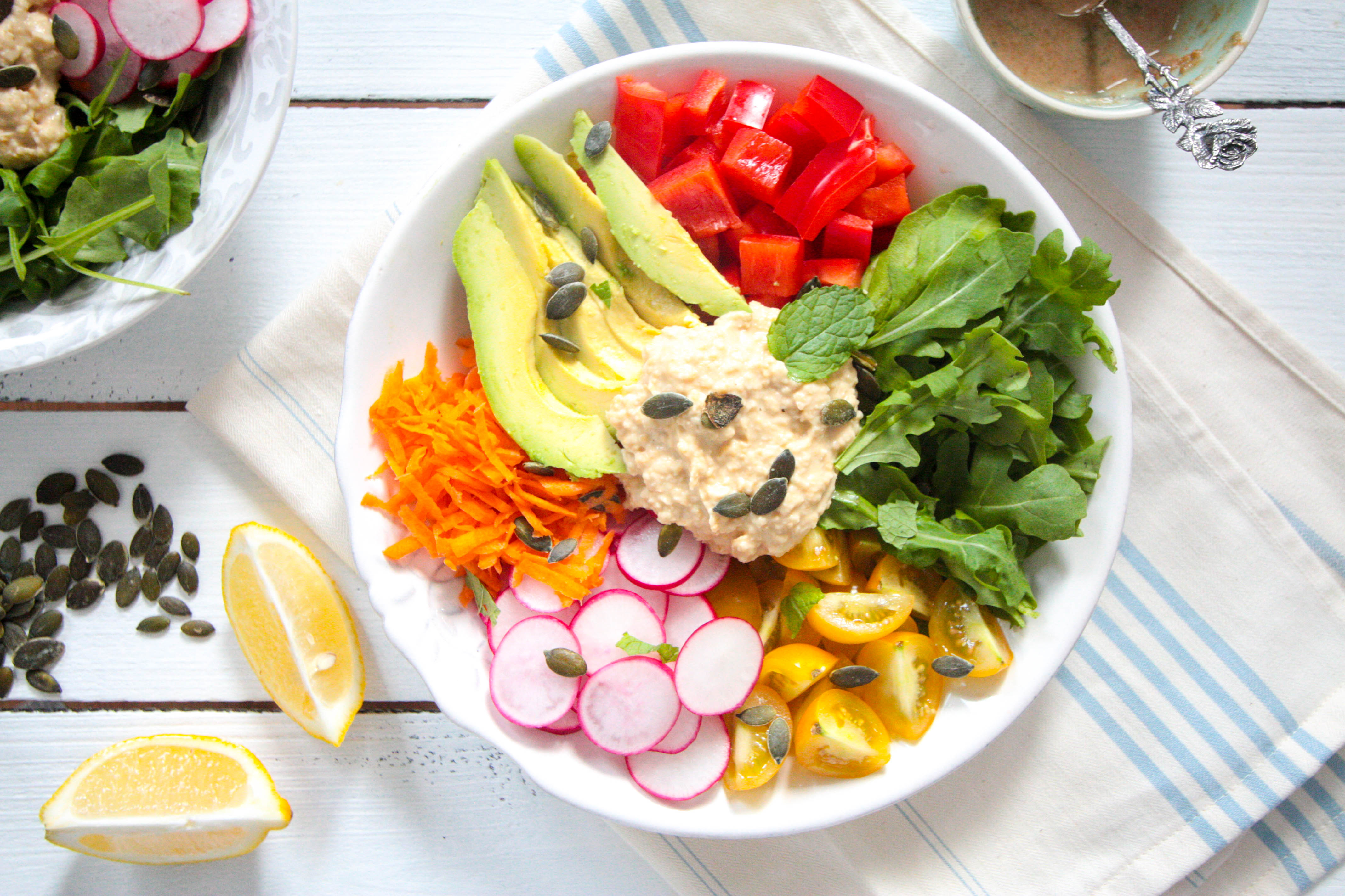 Hummus Salat mit Tahin-Minze-Dressing - Heavenlynn Healthy